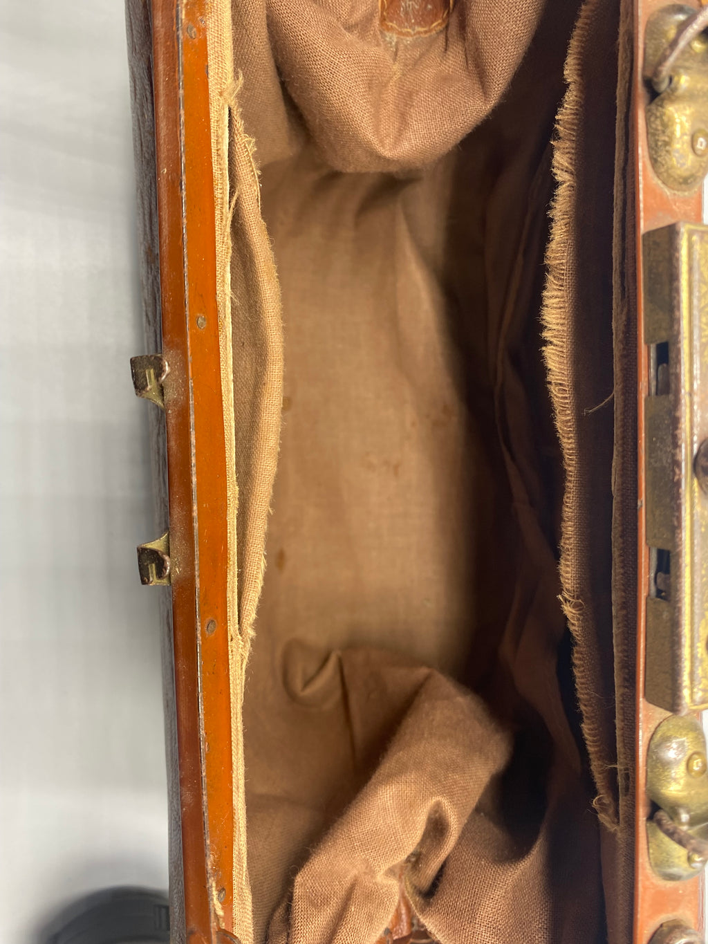 Soufflet et mesure de la hauteur du sac en cuir ancien