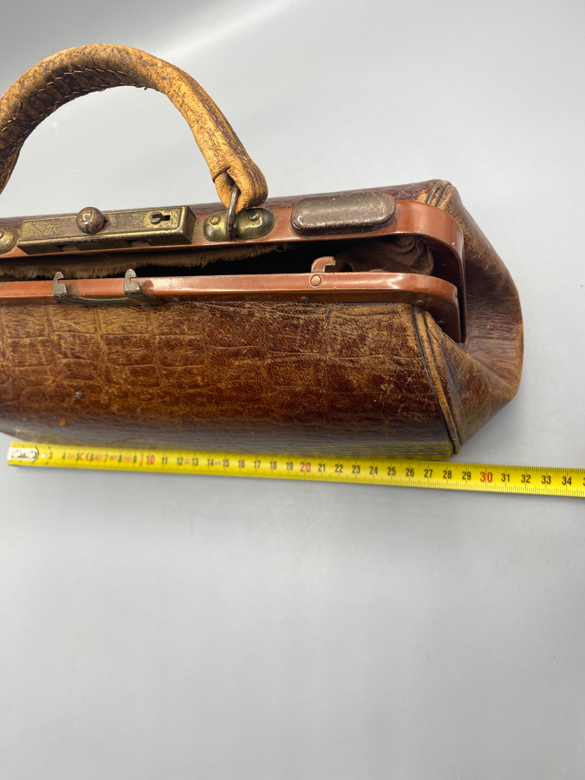 Doublure textile et poches intérieures du sac ancien
