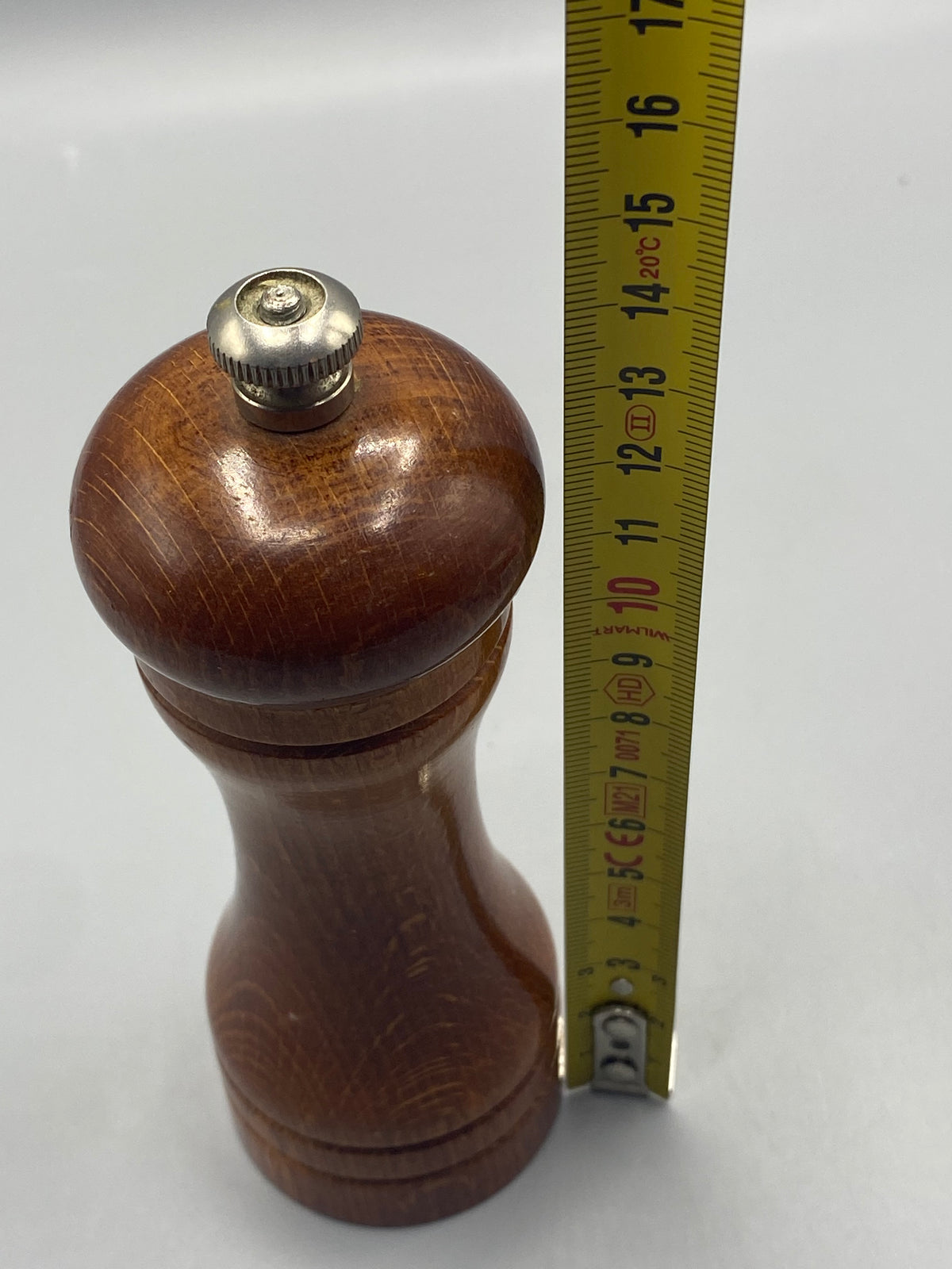 Moulin à poivre Serma France et mesure de sa hauteur d’environ 14 cm