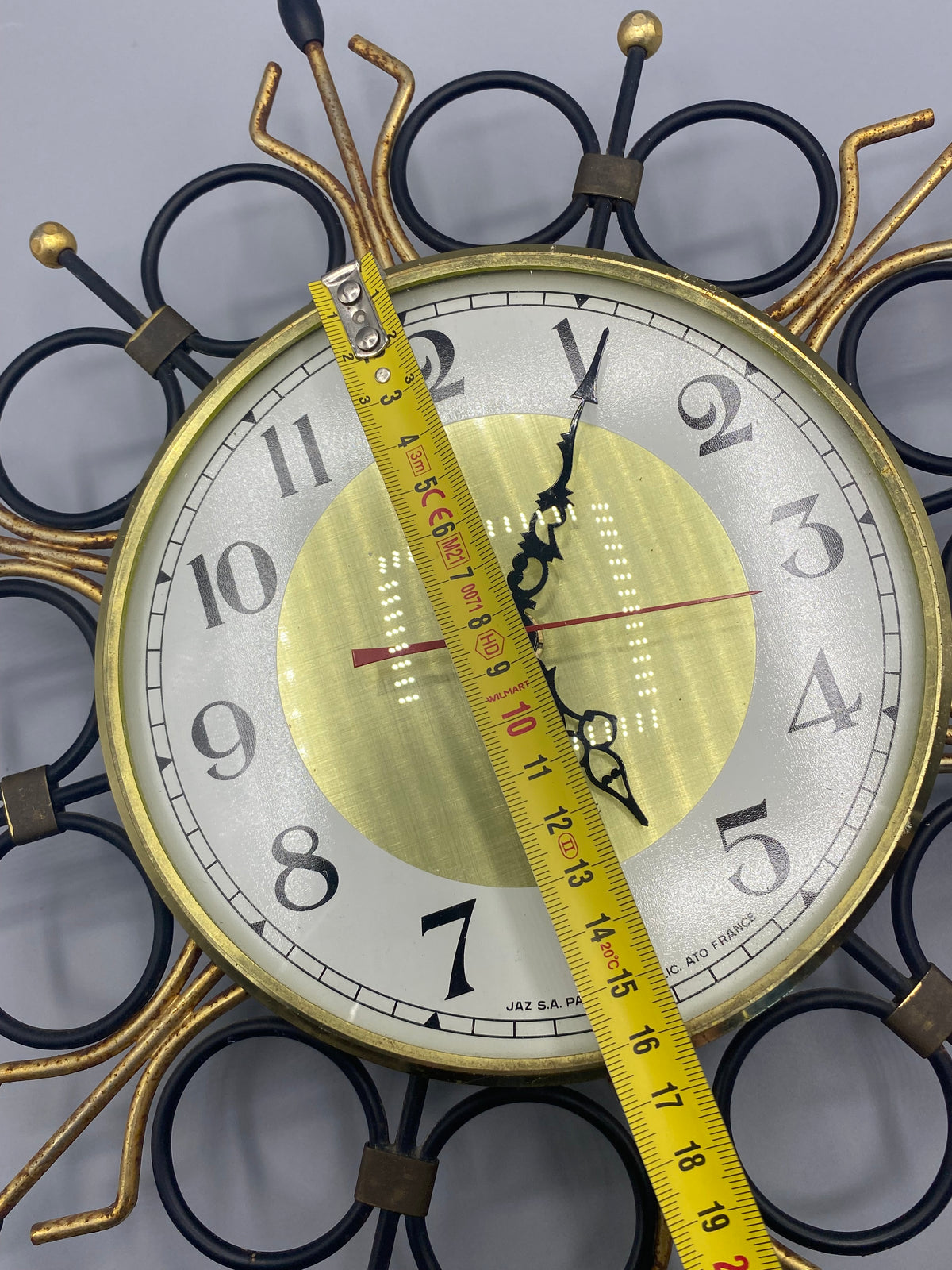 Dos de l’horloge JAZ avec mécanisme présent et attache murale