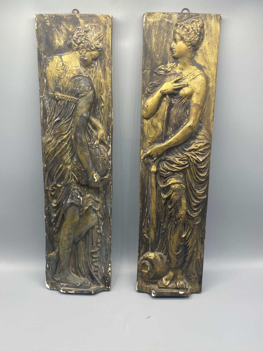 Paire de bas-reliefs en plâtre patiné représentant deux nymphes de la Fontaine des Innocents