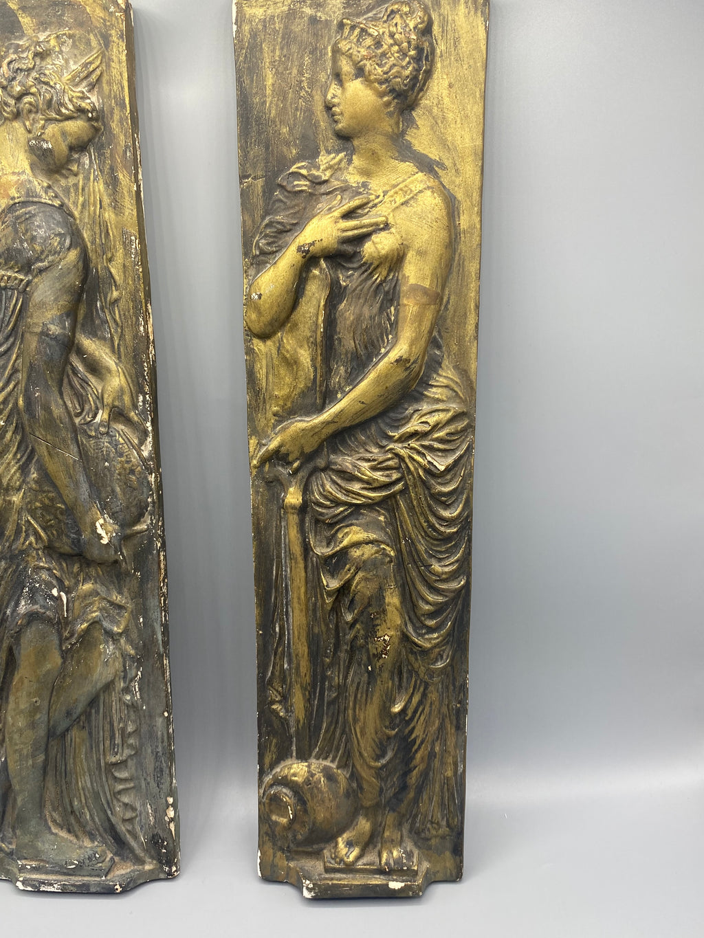 Détail du visage et du drapé de la première nymphe en plâtre patiné