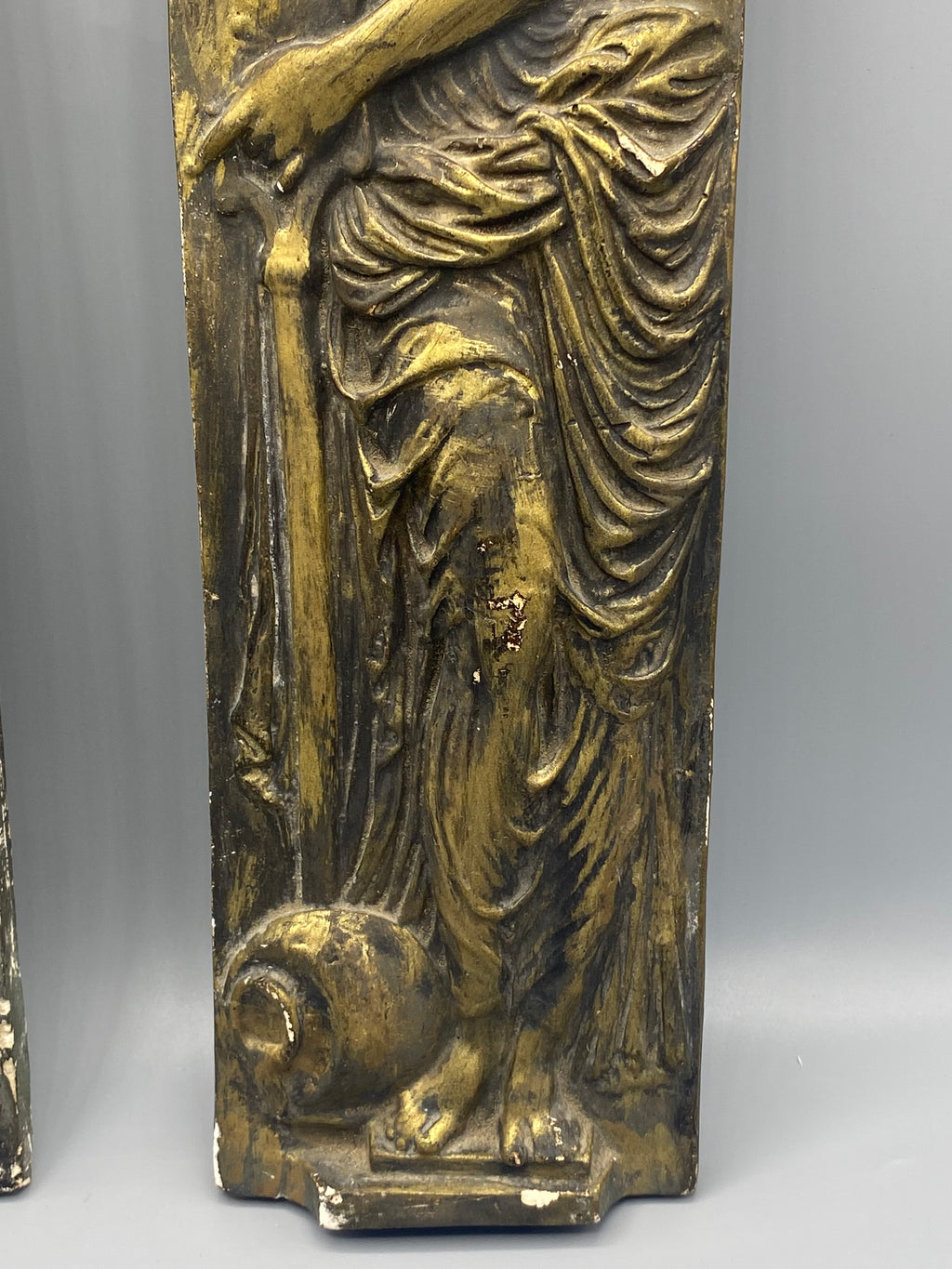 Vue entière du bas-relief à la nymphe drapée