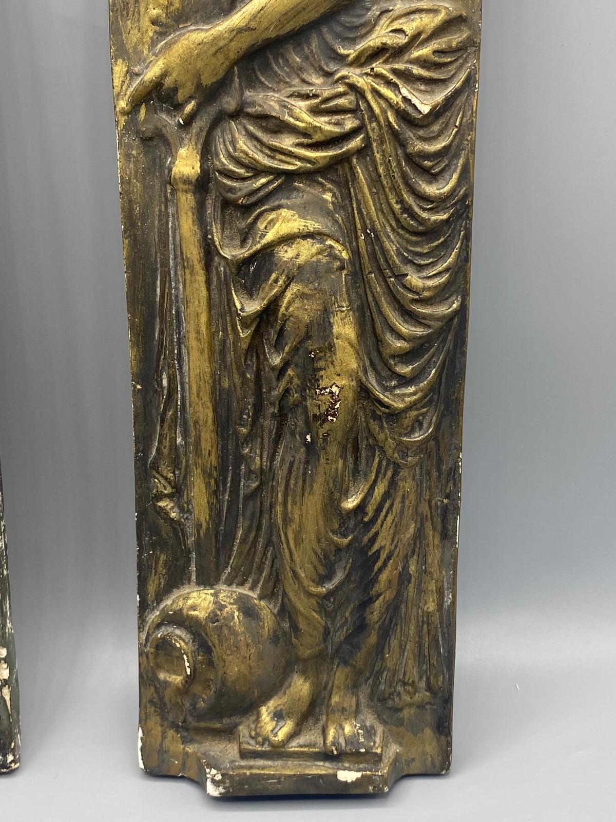 Vue entière du bas-relief à la nymphe drapée