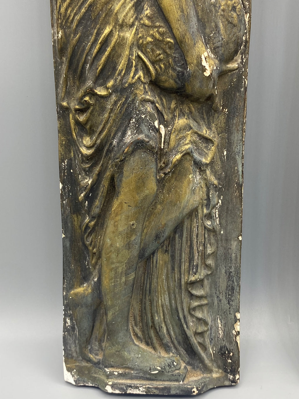 Mesure de la largeur d’une plaque de la paire de bas-reliefs