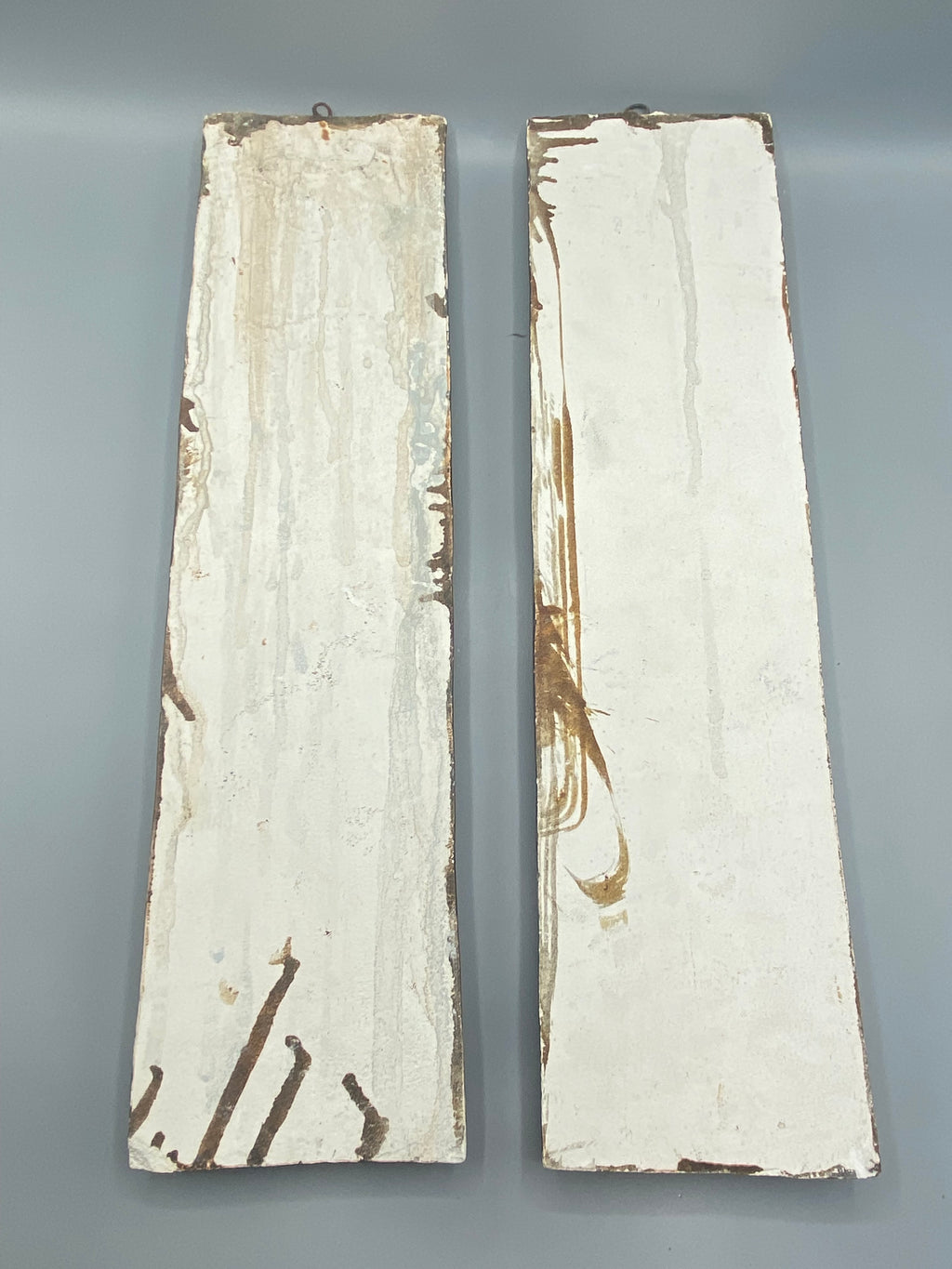Revers en plâtre blanc des deux bas-reliefs avec anneaux de suspension
