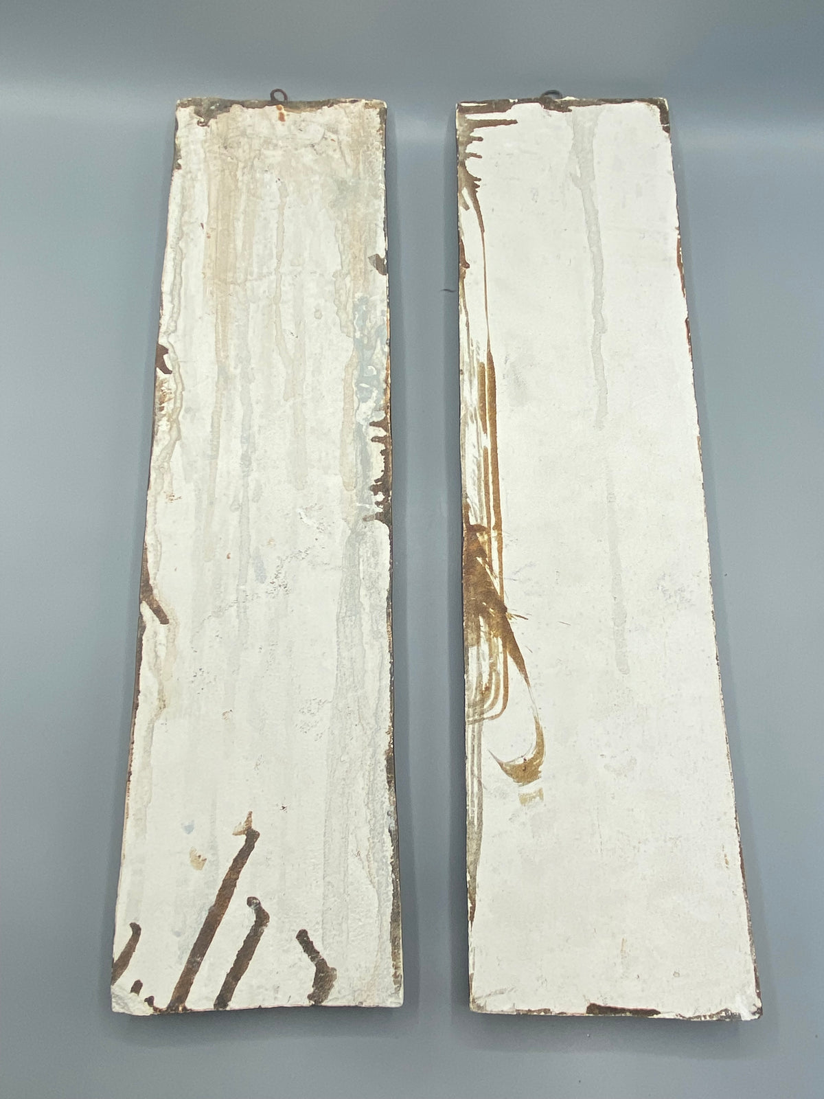 Revers en plâtre blanc des deux bas-reliefs avec anneaux de suspension