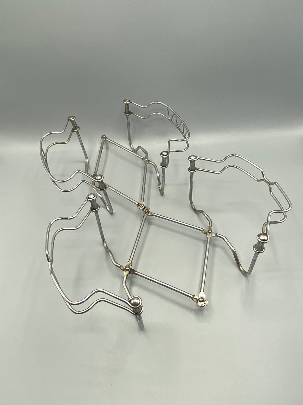 Paire de dessous-de-plat extensibles anciens en métal argenté