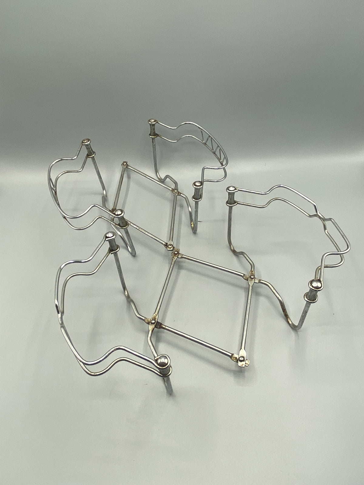 Paire de dessous-de-plat extensibles anciens en métal argenté