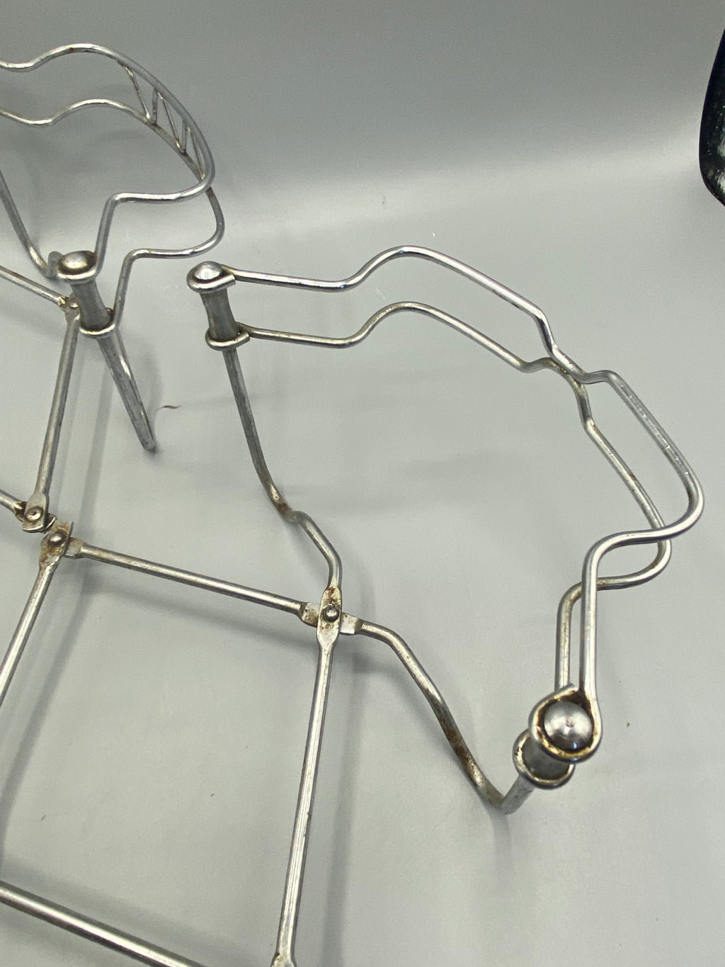 Détail de la structure articulée d’un dessous-de-plat ancien