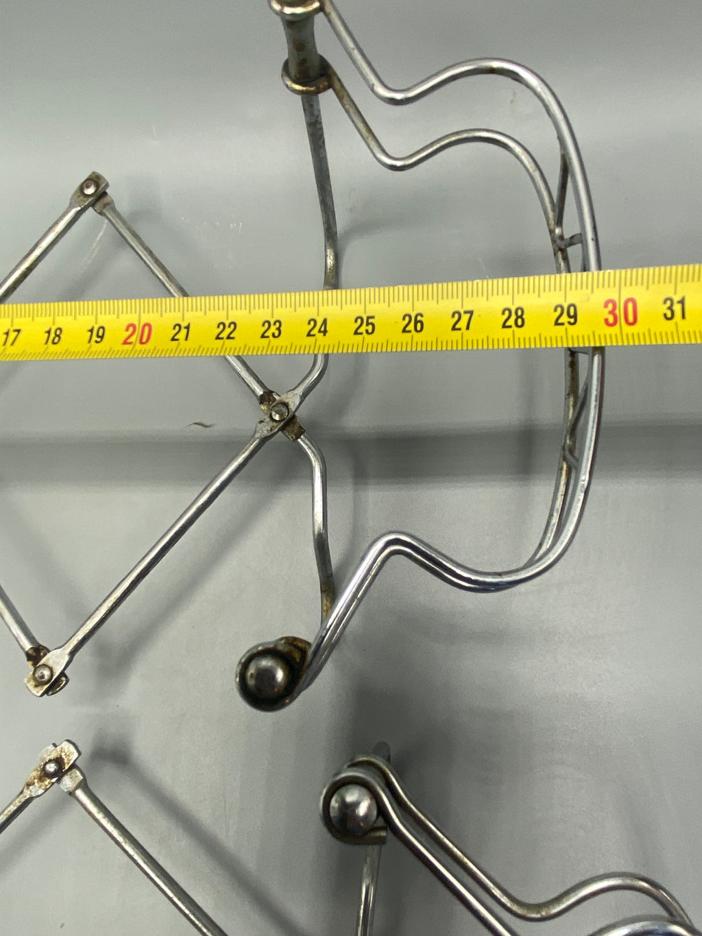 Dessous-de-plat extensible déployé et mesure de sa longueur