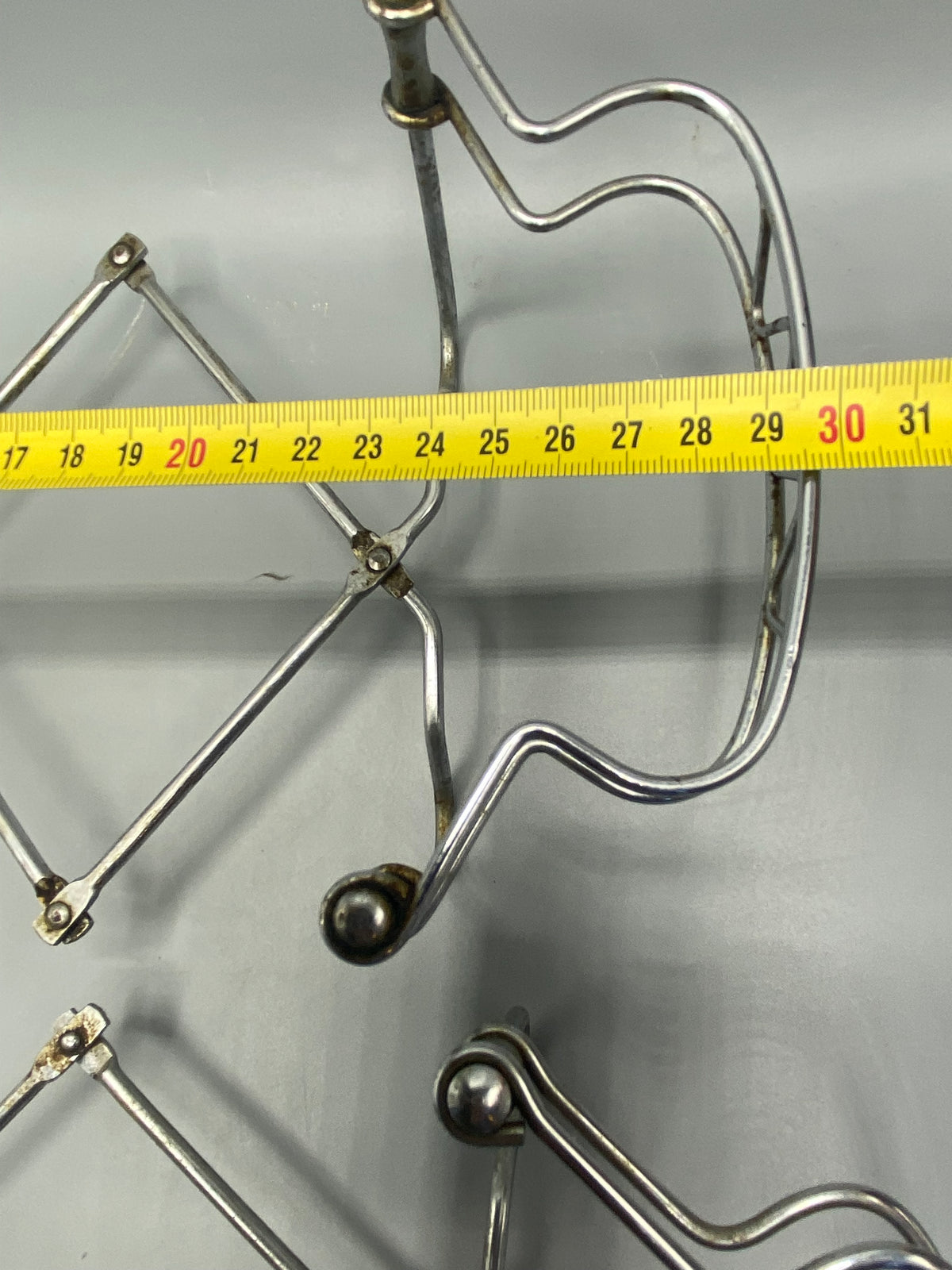 Dessous-de-plat extensible déployé et mesure de sa longueur