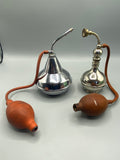 Paire de pulvérisateurs de coiffeur anciens à poire en métal