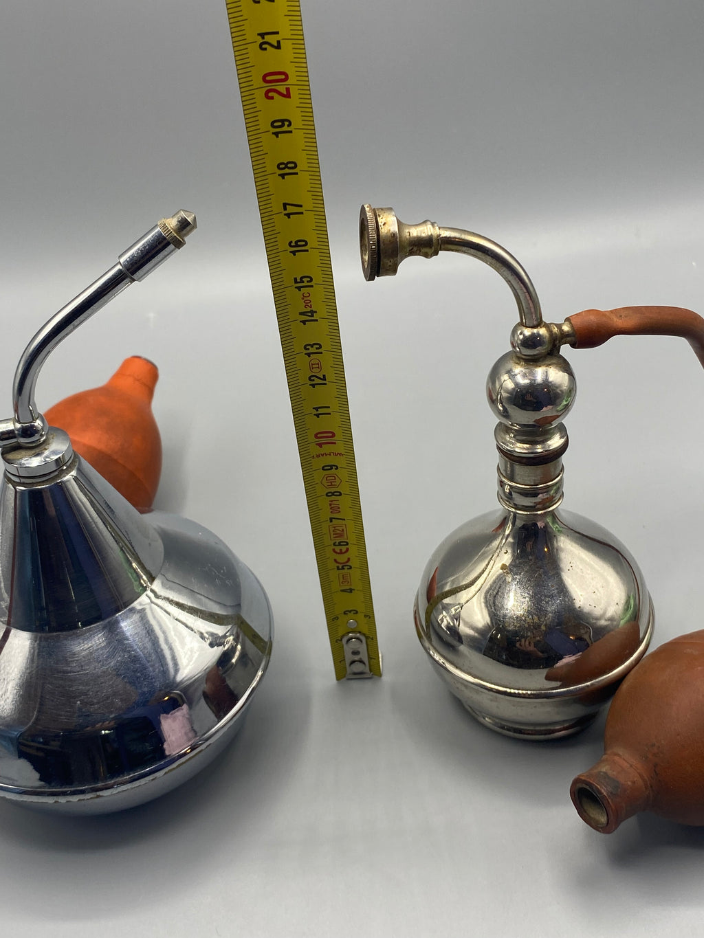 Mesure de la hauteur des pulvérisateurs anciens d’environ 17 cm