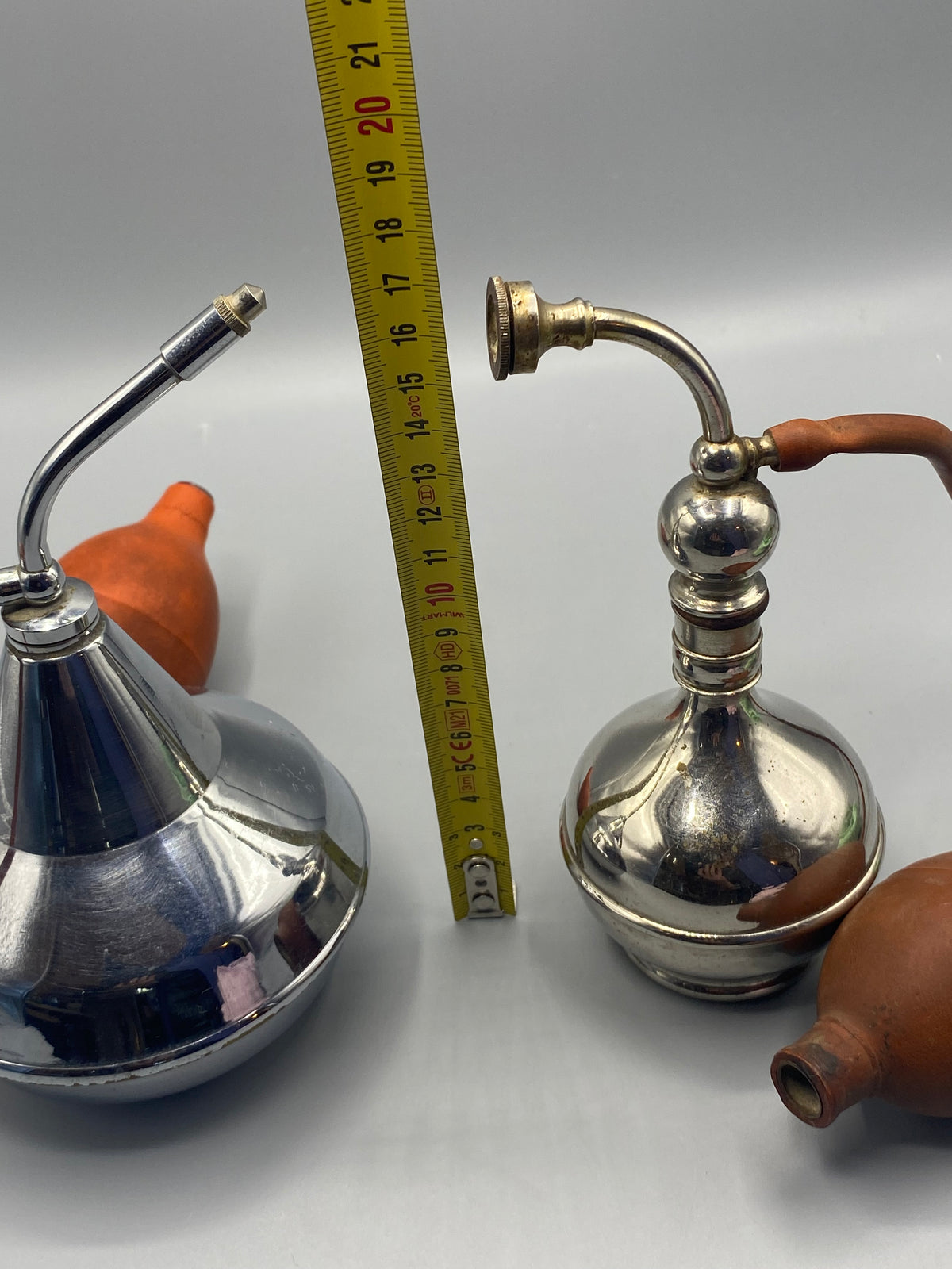 Mesure de la hauteur des pulvérisateurs anciens d’environ 17 cm