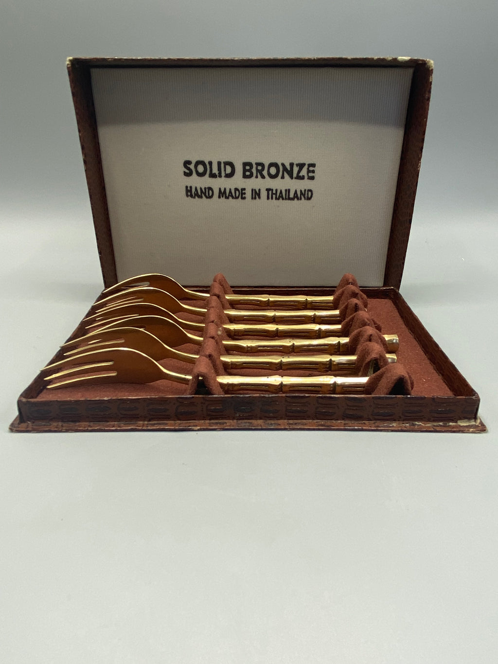 Étiquette Handmade in Thailand au revers du coffret