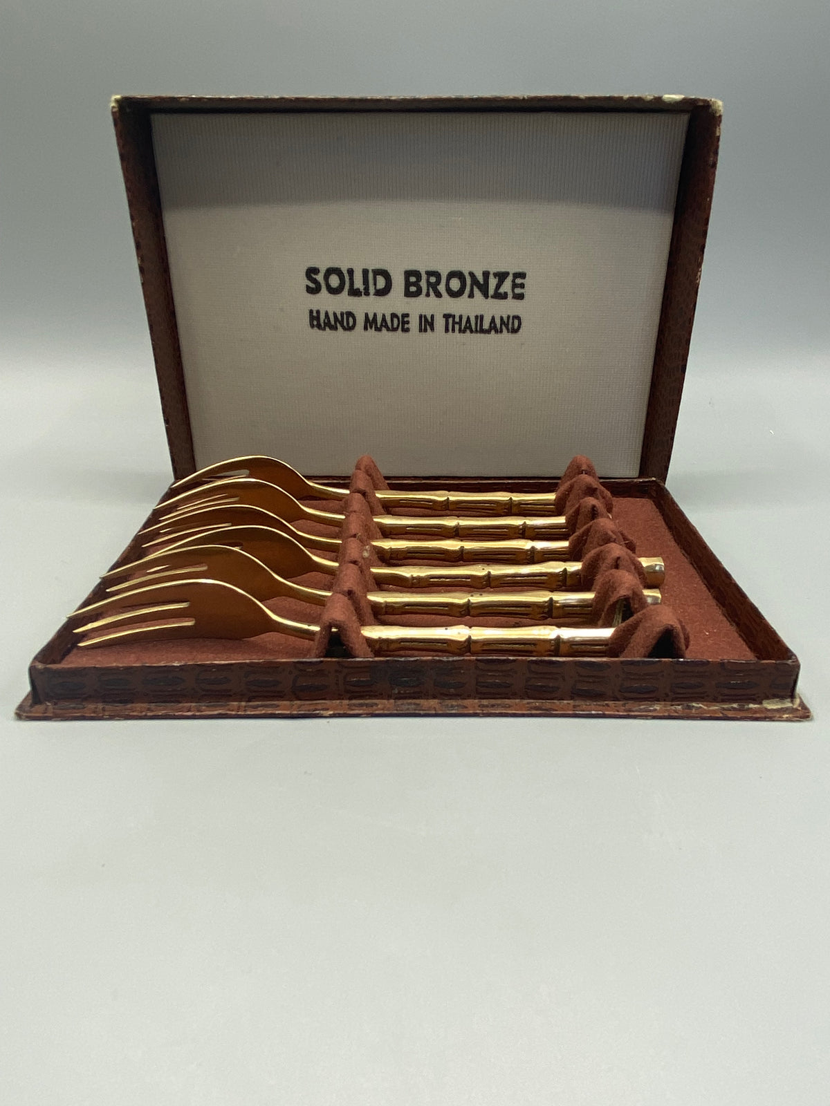 Étiquette Handmade in Thailand au revers du coffret