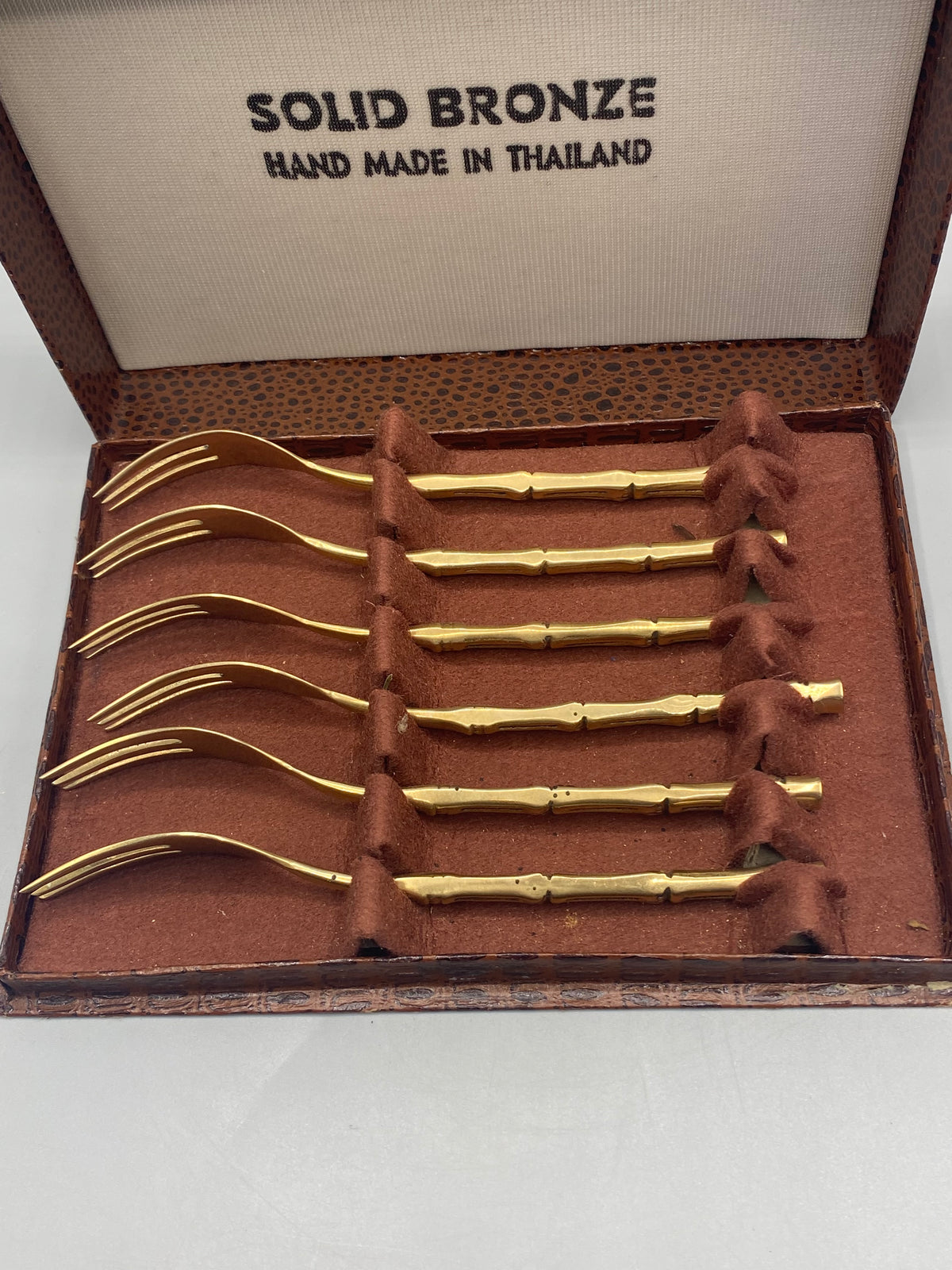 Six fourchettes à dessert en bronze massif dans leur coffret d’origine