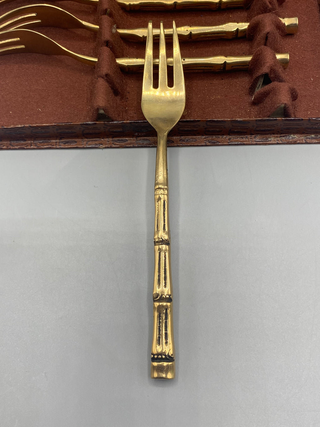 Détail d’une fourchette en bronze à manche inspiré du bambou