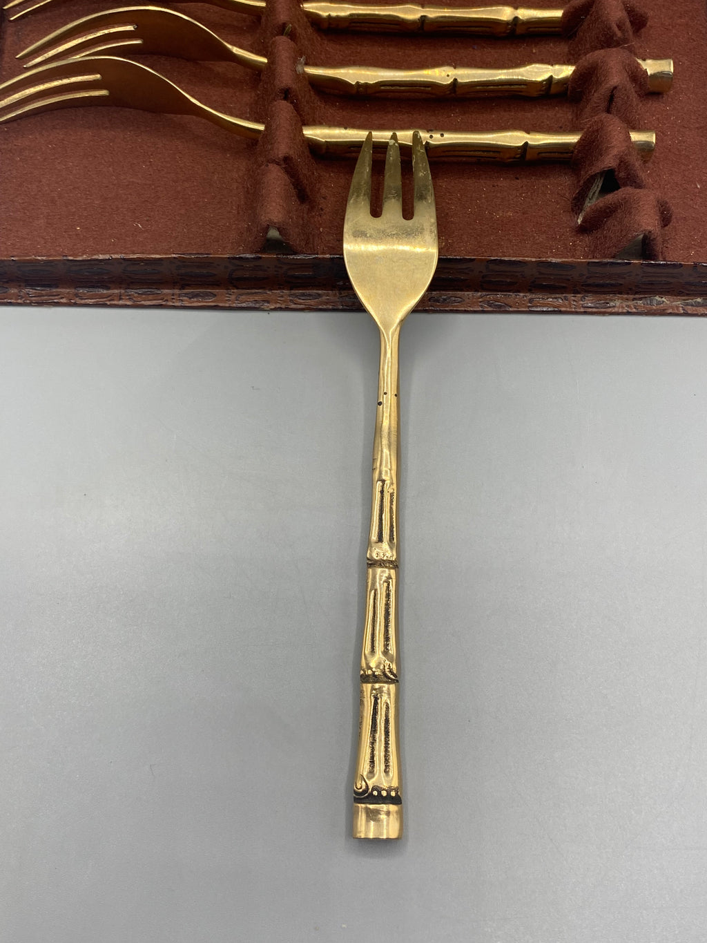 Revers du coffret des six fourchettes en bronze