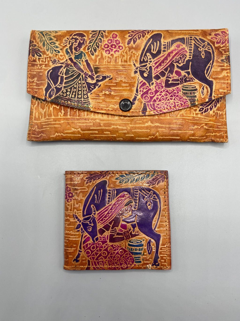 Vue de profil du petit porte-monnaie en cuir indien