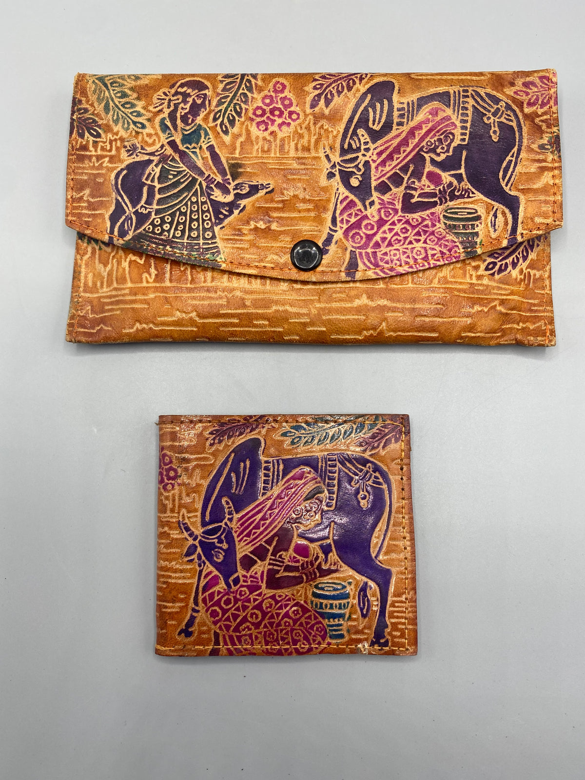 Vue de profil du petit porte-monnaie en cuir indien