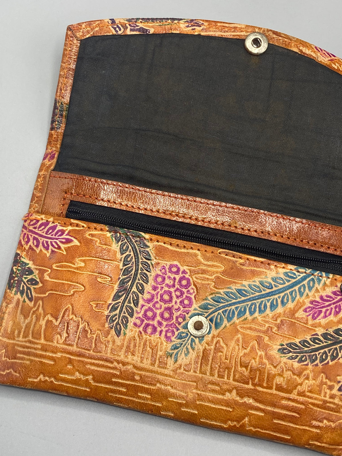 Grand portefeuille indien à rabat aux scènes colorées