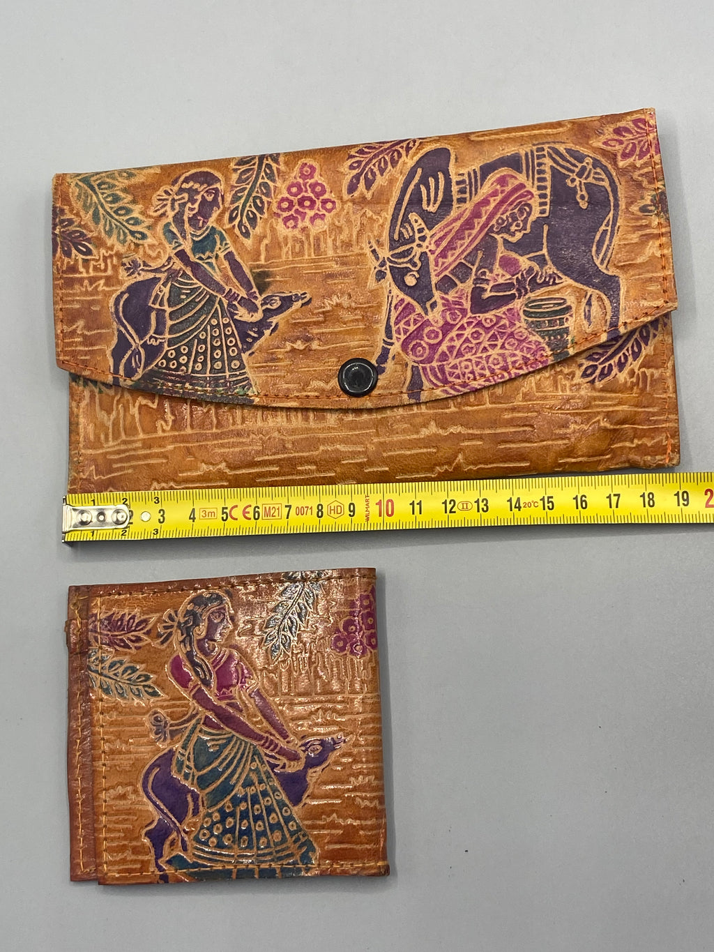 Grand portefeuille et petit porte-monnaie indiens en cuir décoré
