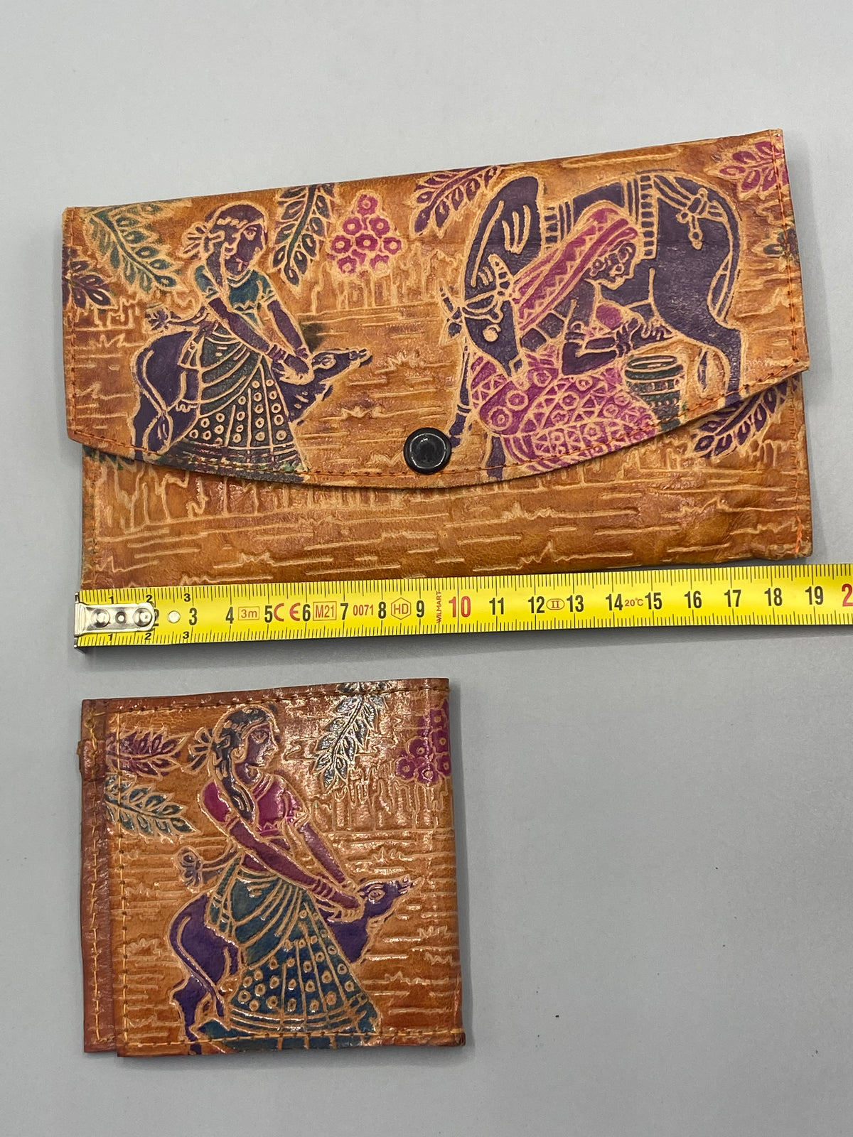 Grand portefeuille et petit porte-monnaie indiens en cuir décoré