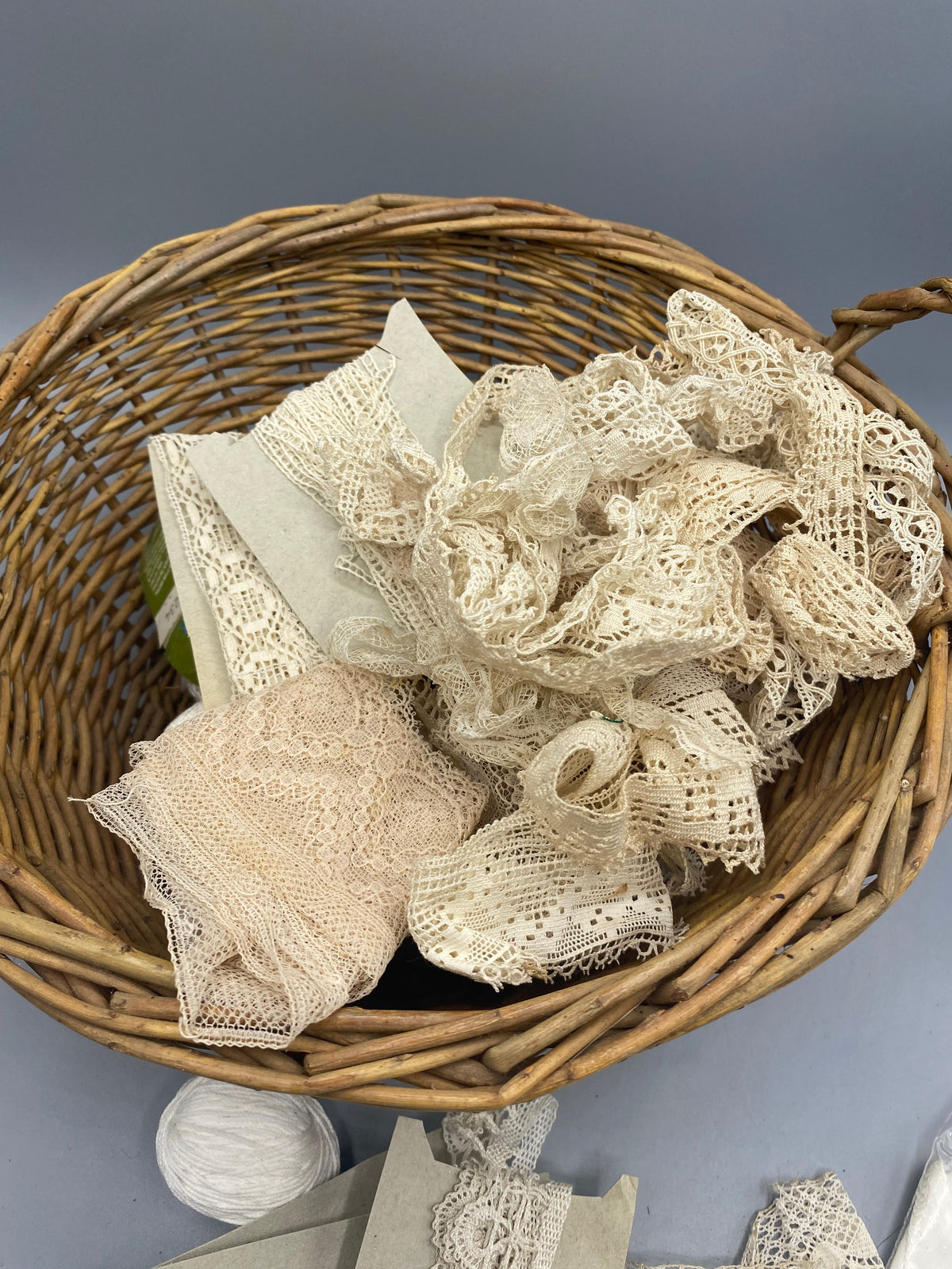 Dentelles et fils blancs du fonds de mercerie