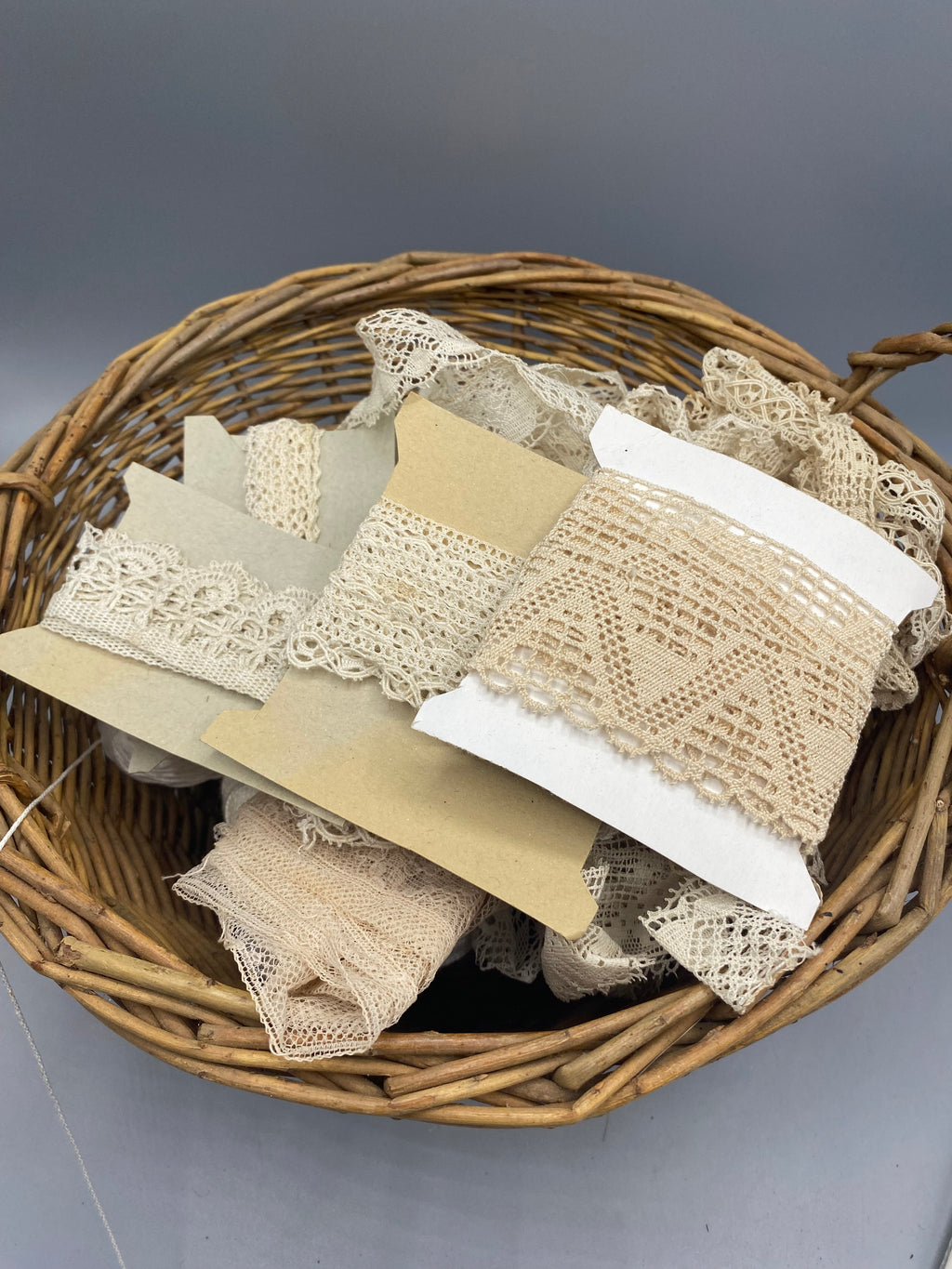 Panier en osier et assortiment de dentelles fils et cols anciens