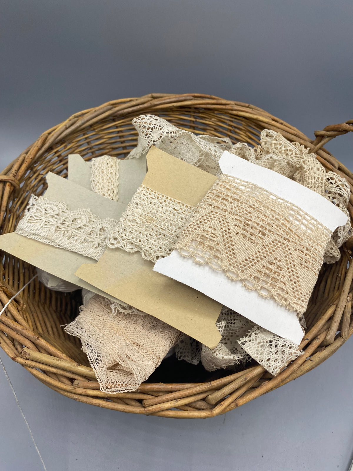 Panier en osier et assortiment de dentelles fils et cols anciens
