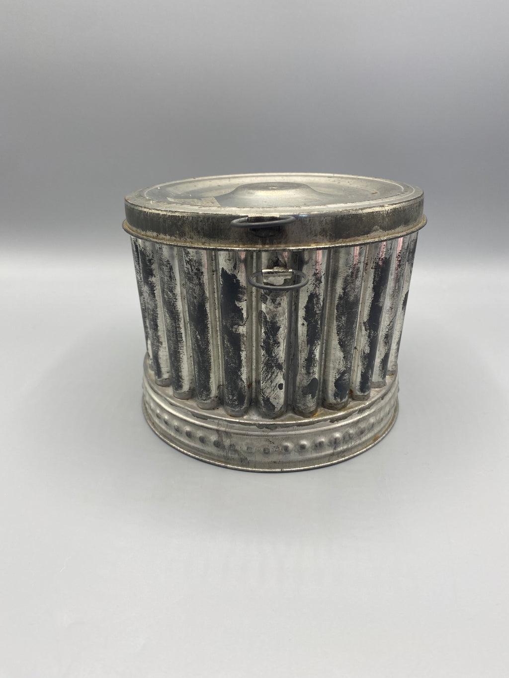 Intérieur cannelé du moule à pudding et cheminée centrale avec couvercle retiré