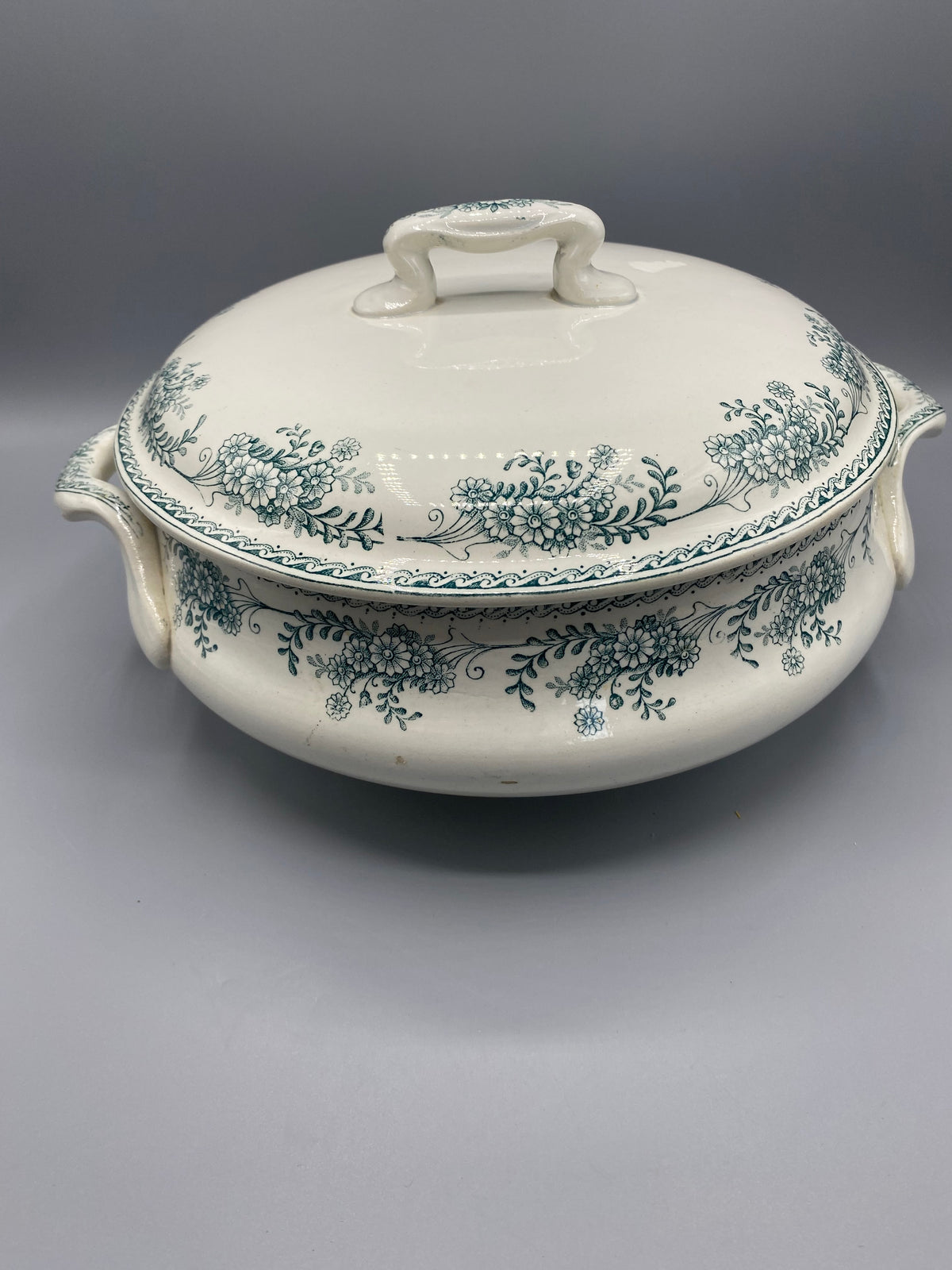 Soupière ancienne couverte en faïence fine à décor floral vert