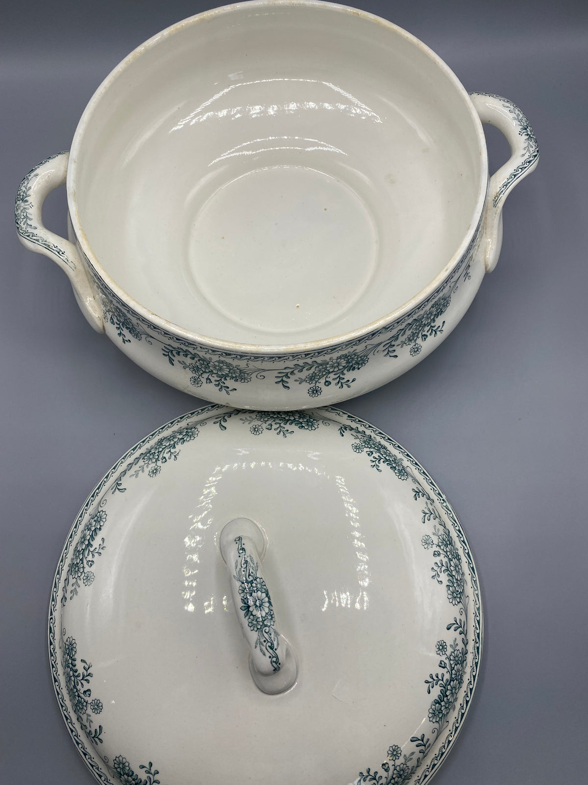 Intérieur de la soupière ancienne et couvercle à décor floral
