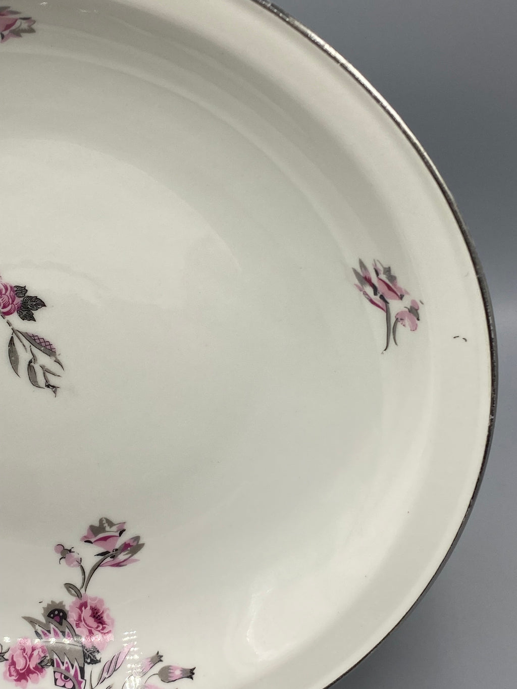 Roses peintes et bord argenté du plat des années 1950