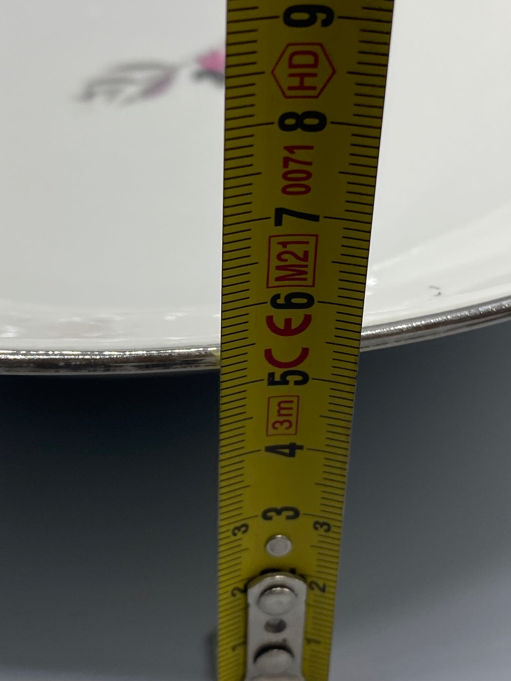 Grand plat rond blanc à roses roses et liseré argenté, années 1950