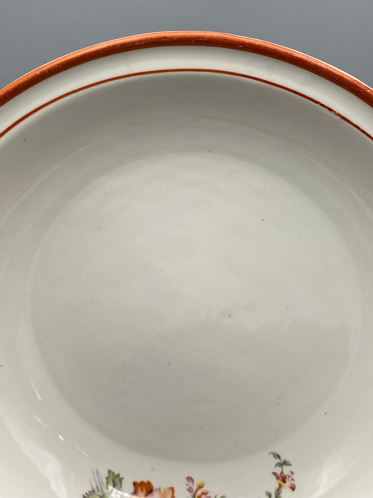 Vue du fond blanc et des filets brun rouge du plat creux