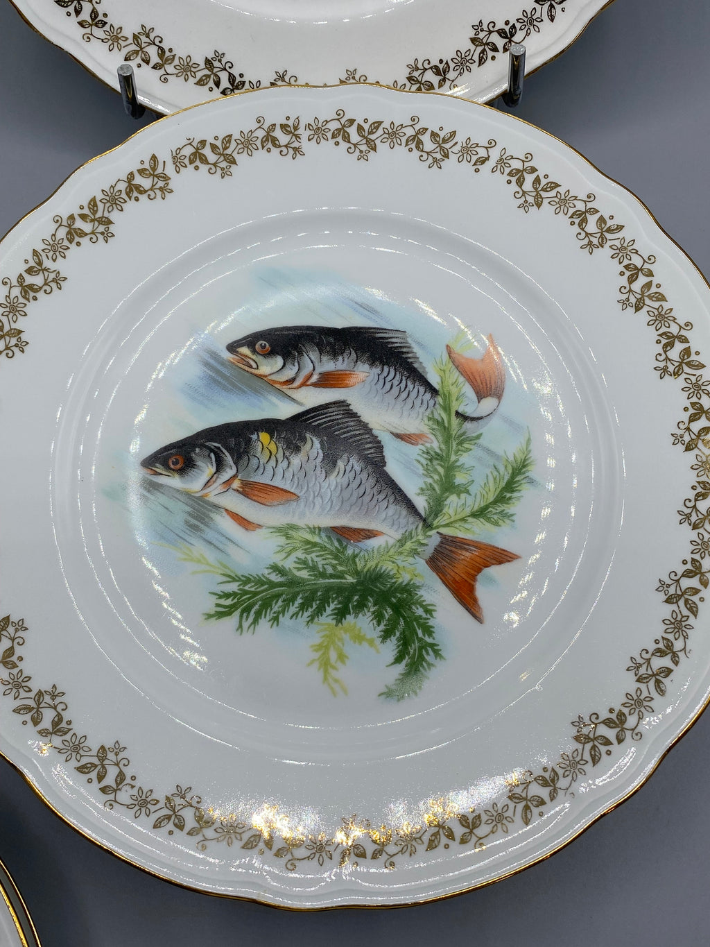 Assiette à poisson en porcelaine à scène aquatique polychrome
