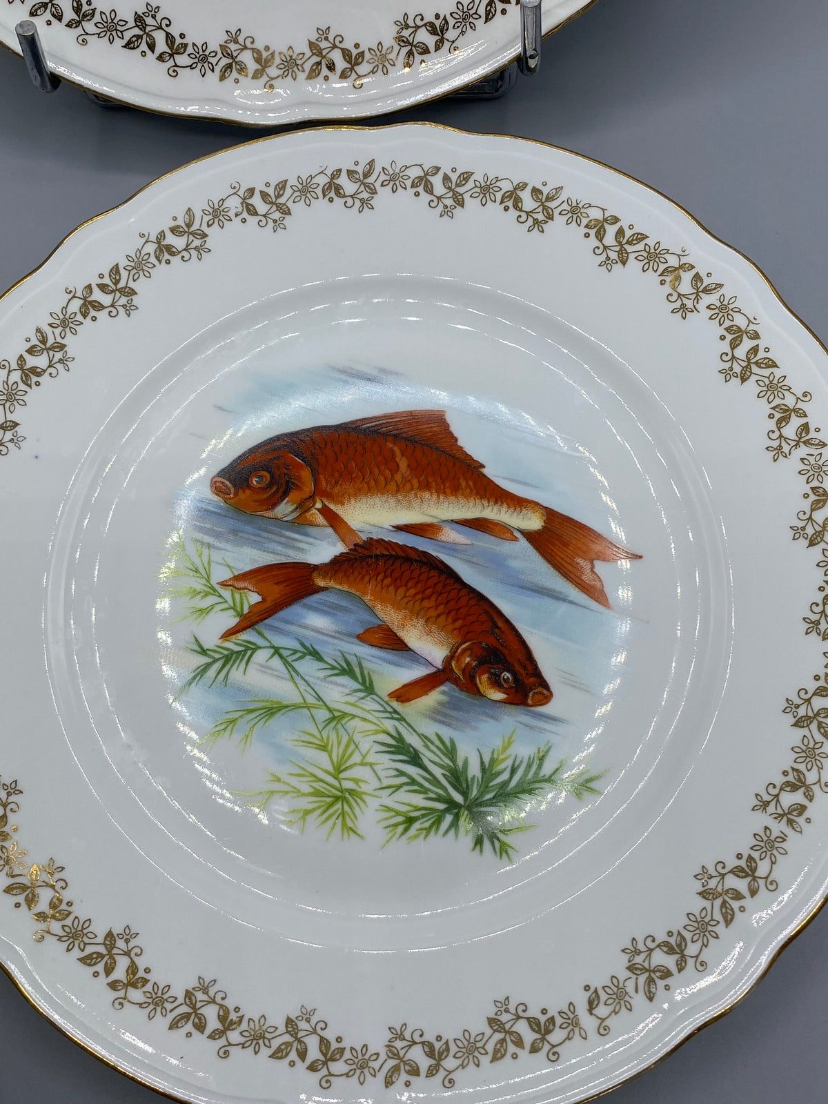 Assiette à poisson à décor de deux poissons aux tons bruns