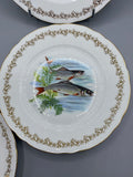 Deux assiettes à poisson en porcelaine à scènes aquatiques distinctes