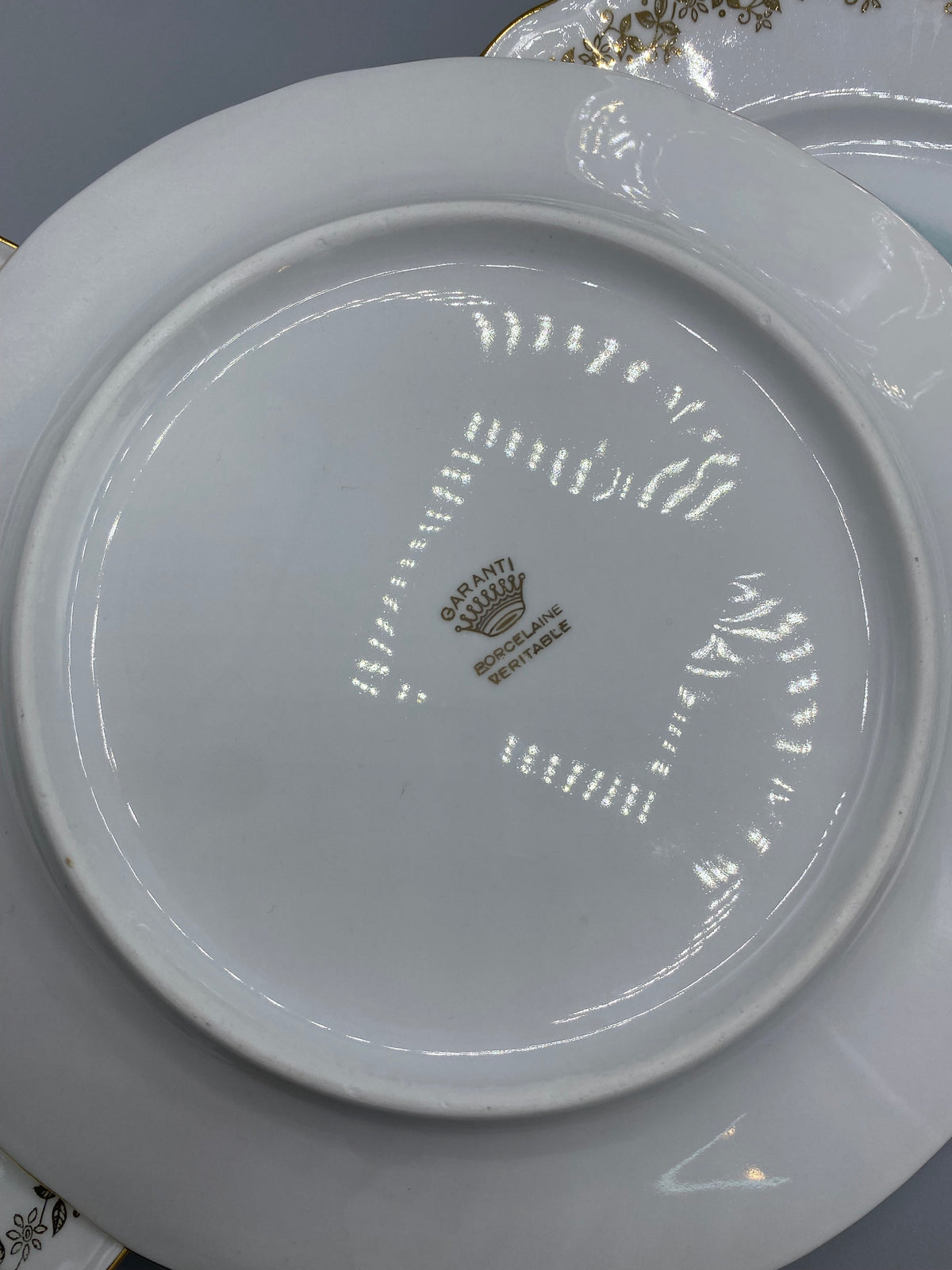 Cachet Garanti Porcelaine Véritable au revers d’une assiette