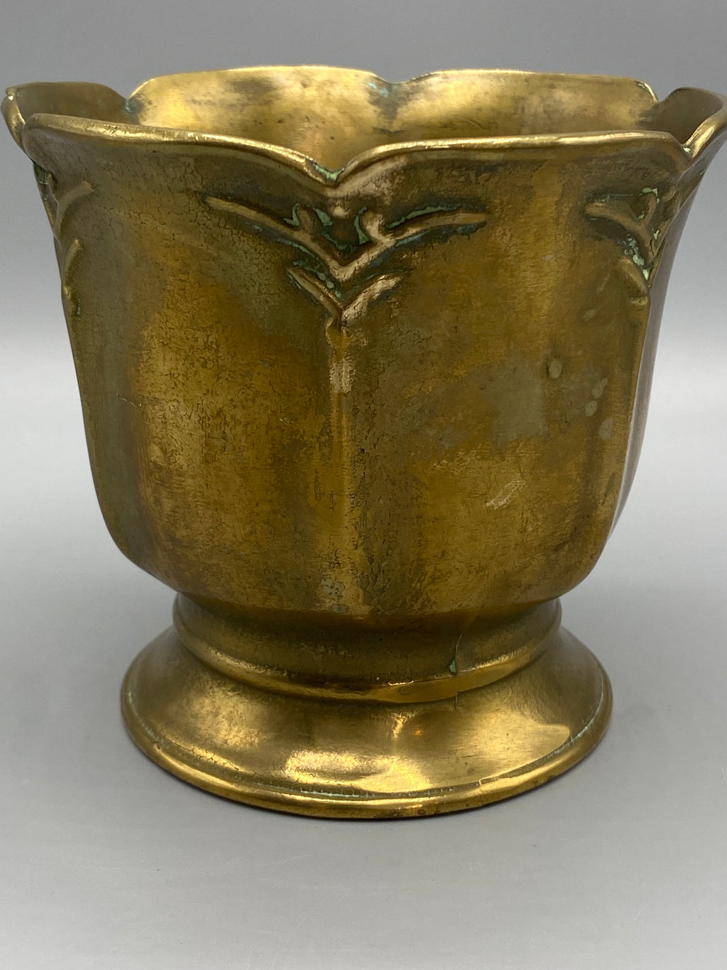 Détail de la patine craquelée à l’intérieur du cache-pot en laiton