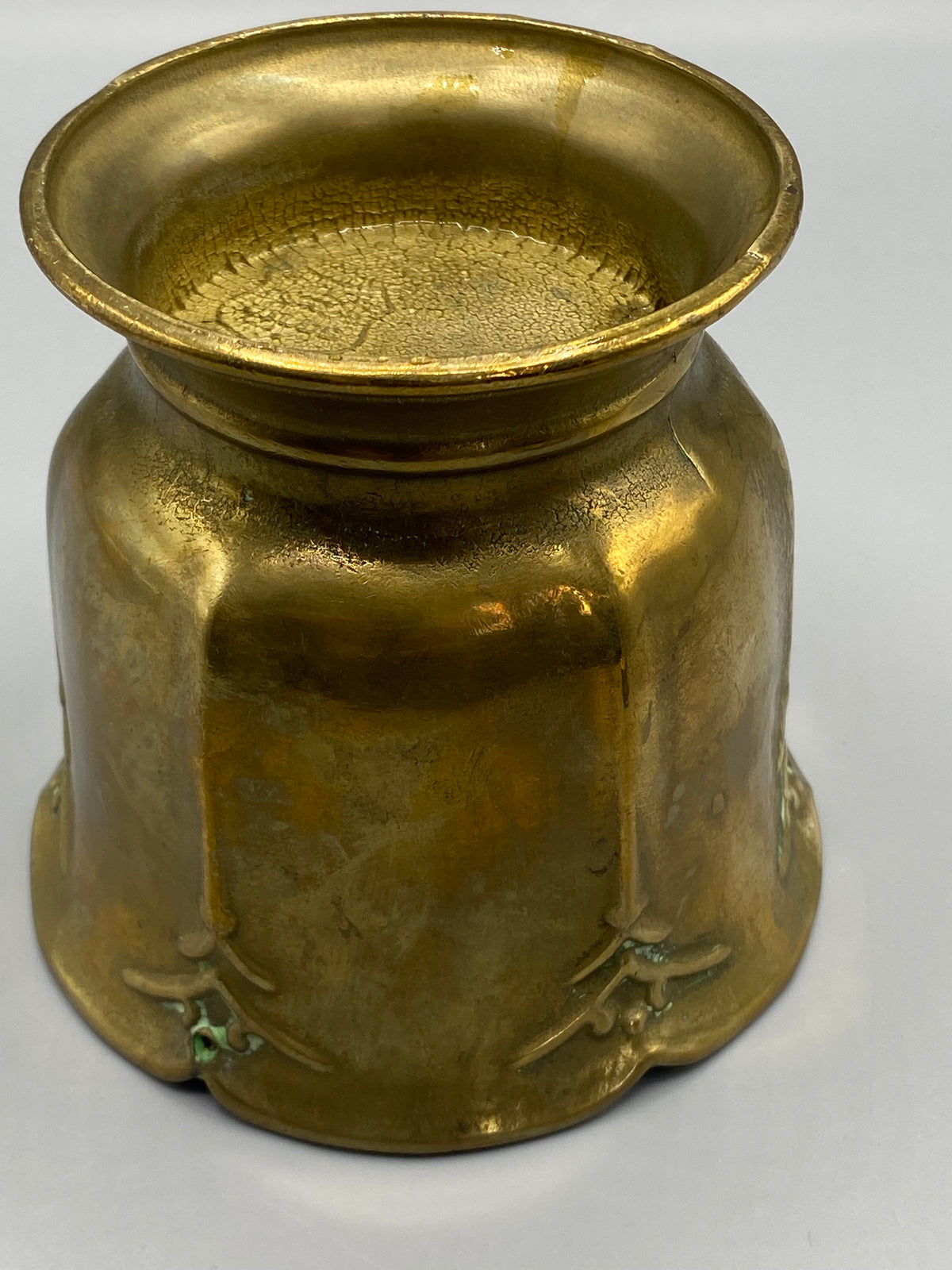 Vue du piédouche circulaire et du dessous du cache-pot en laiton