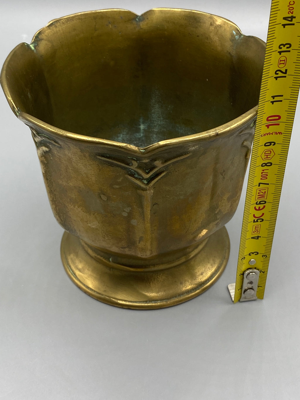 Détail des reliefs végétaux sur le cache-pot Gilde Handwerk