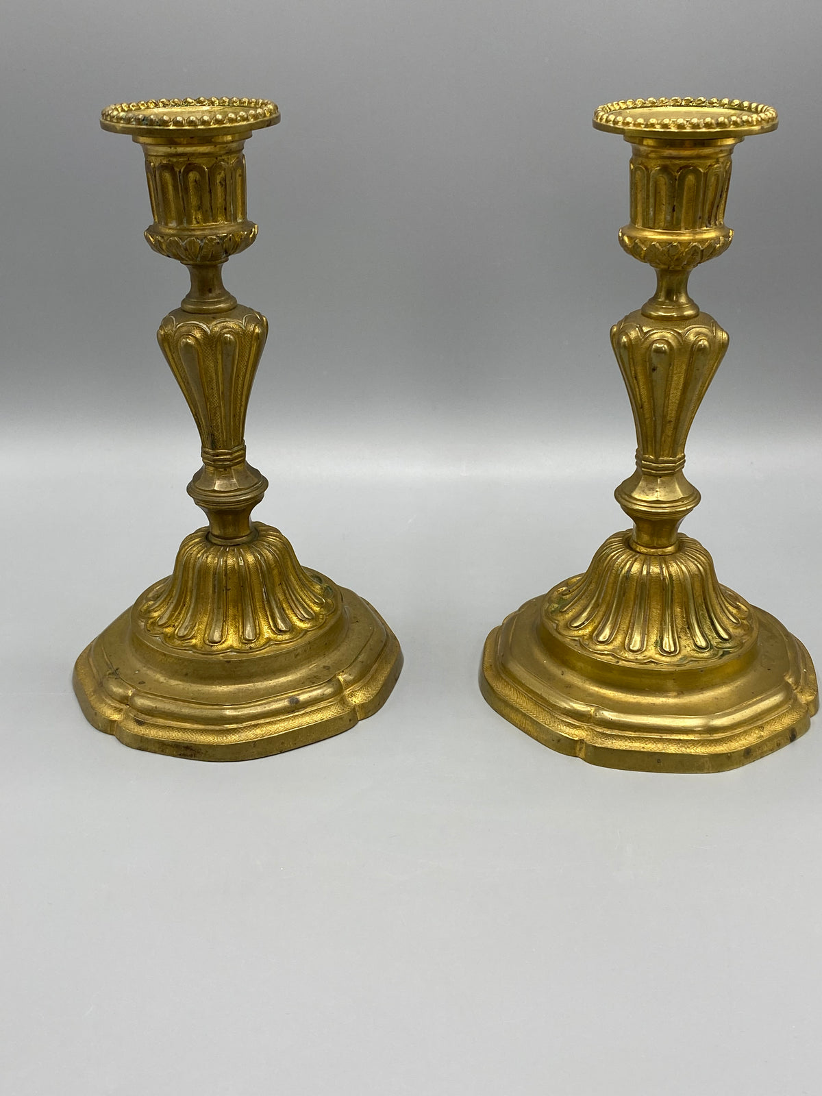 Détail du fût cannelé et de la base godronnée d’un bougeoir