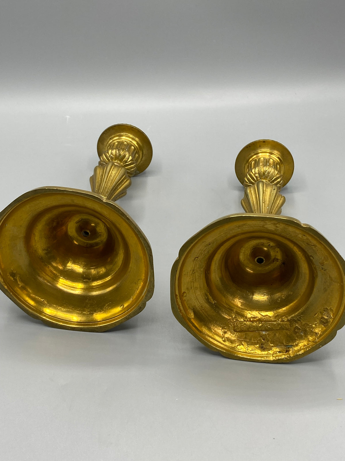 Dessous des deux bougeoirs anciens en bronze