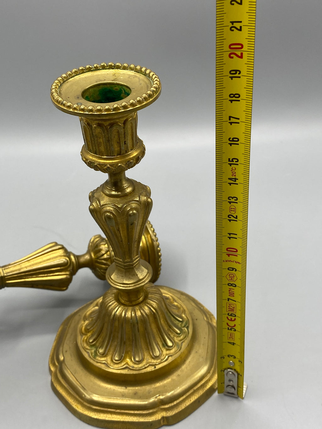Mesure de la hauteur d’un bougeoir environ 21,5 cm
