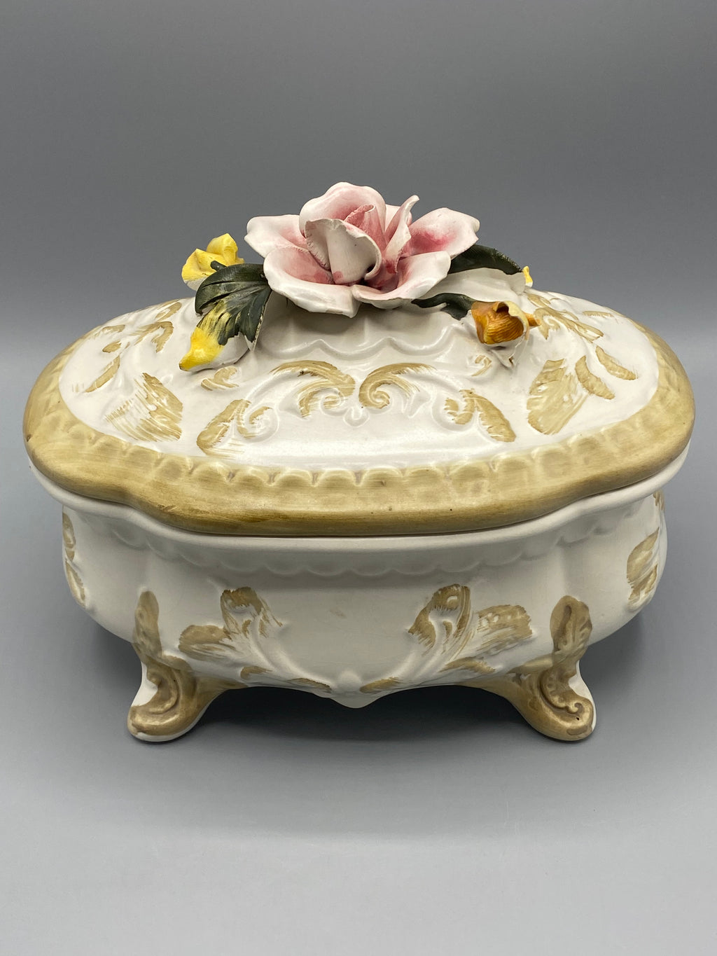 Dessous de la biscuitière et intérieur du couvercle