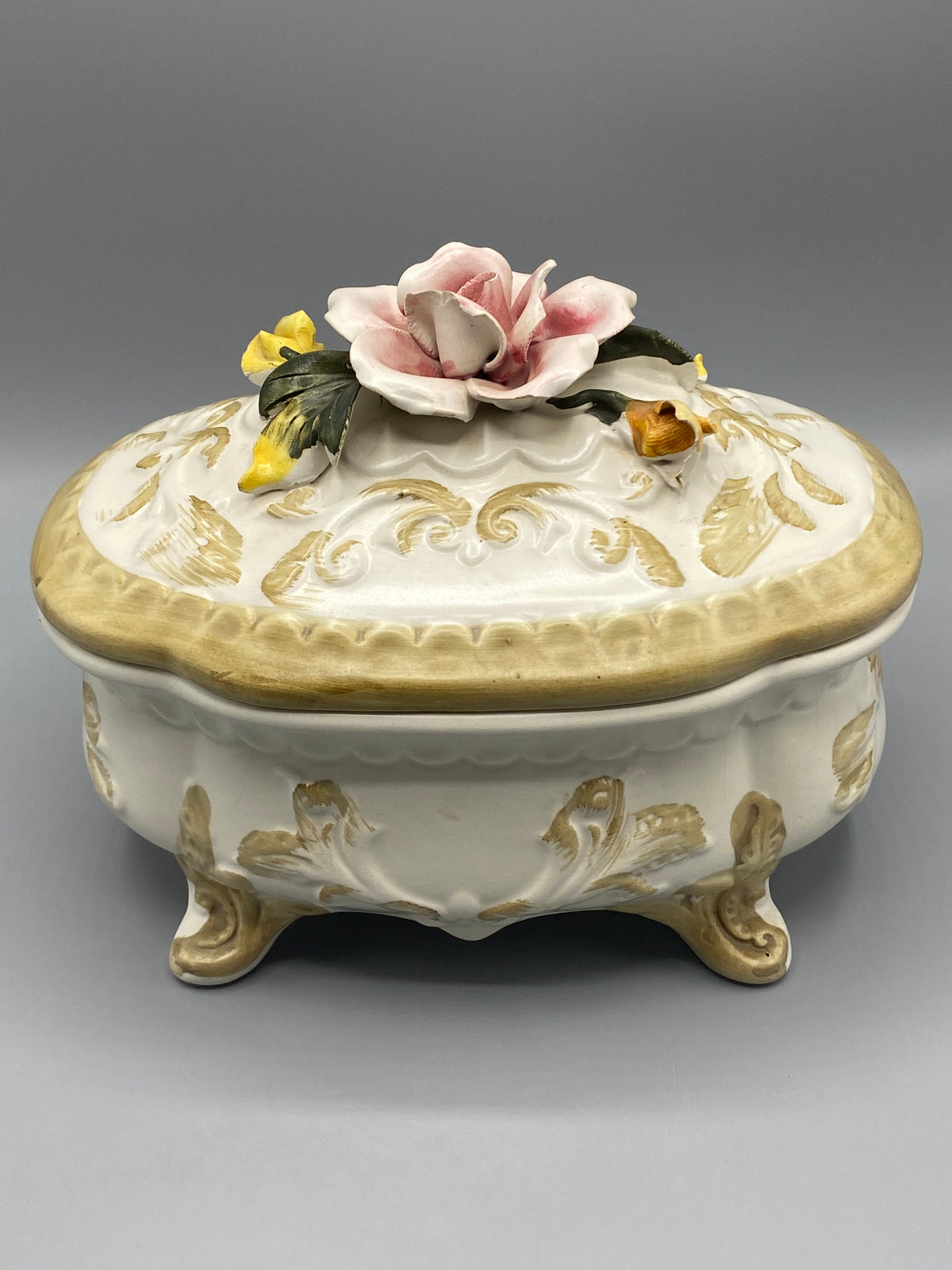 Dessous de la biscuitière et intérieur du couvercle
